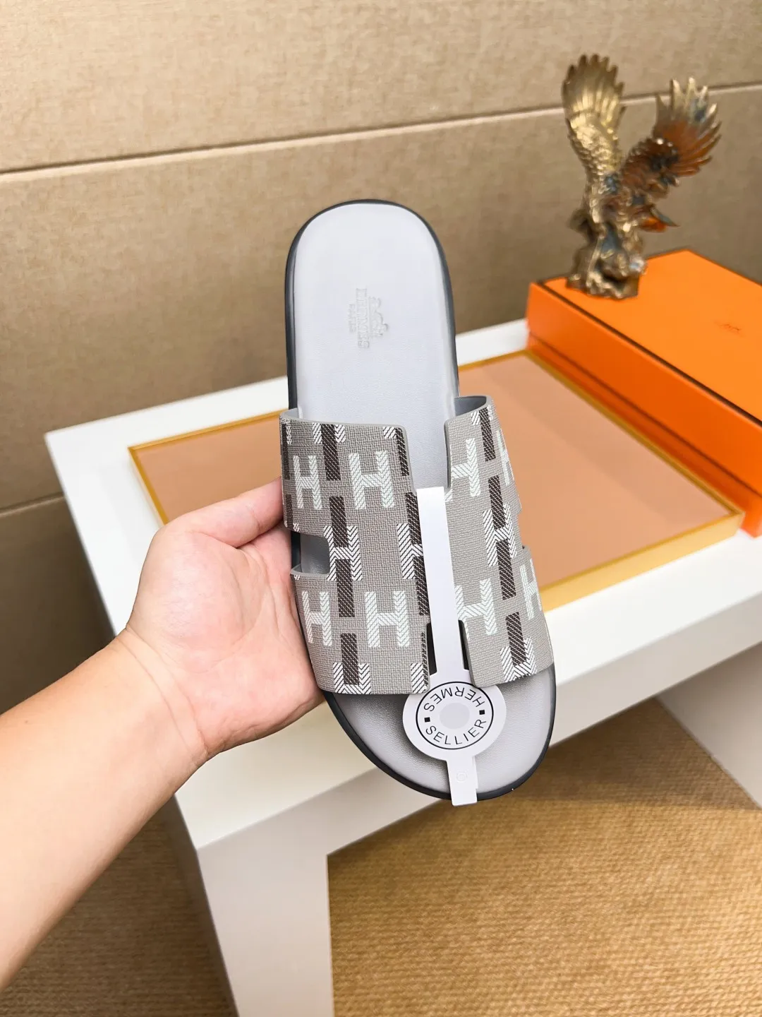 Men's clothing and shoes 💰280 💅💅💅 new arrival. Hermes Hermes official website latest counter synchronized new oran color leather H slippers, the original Paris version flew back to the original model and opened the mold to make it perfectly🍌The highest quality Sincerity, you can enter and leave the counter at will [Deyi] The upper is made of original customized  colored palm prints, crocodile print, ostrich print, colored cow leather, colored cow suede, 🤔 horse hair, 🥳 colored diamonds, 🥰 3D printing, and other genuine leather slippers, imported cow pattern foot pad lining, Italian  latest original genuine leather combination outsole Code number: 38-48 (customized at 46.47.48) Can be made into picture combination sole with genuine leather pattern and ordinary molded outsole